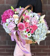 Композиция солнечный день в Родниковый Цветочная композиция из Розы, Хризантемы, Пионы и Лизиантусы в корзине в Родниковый