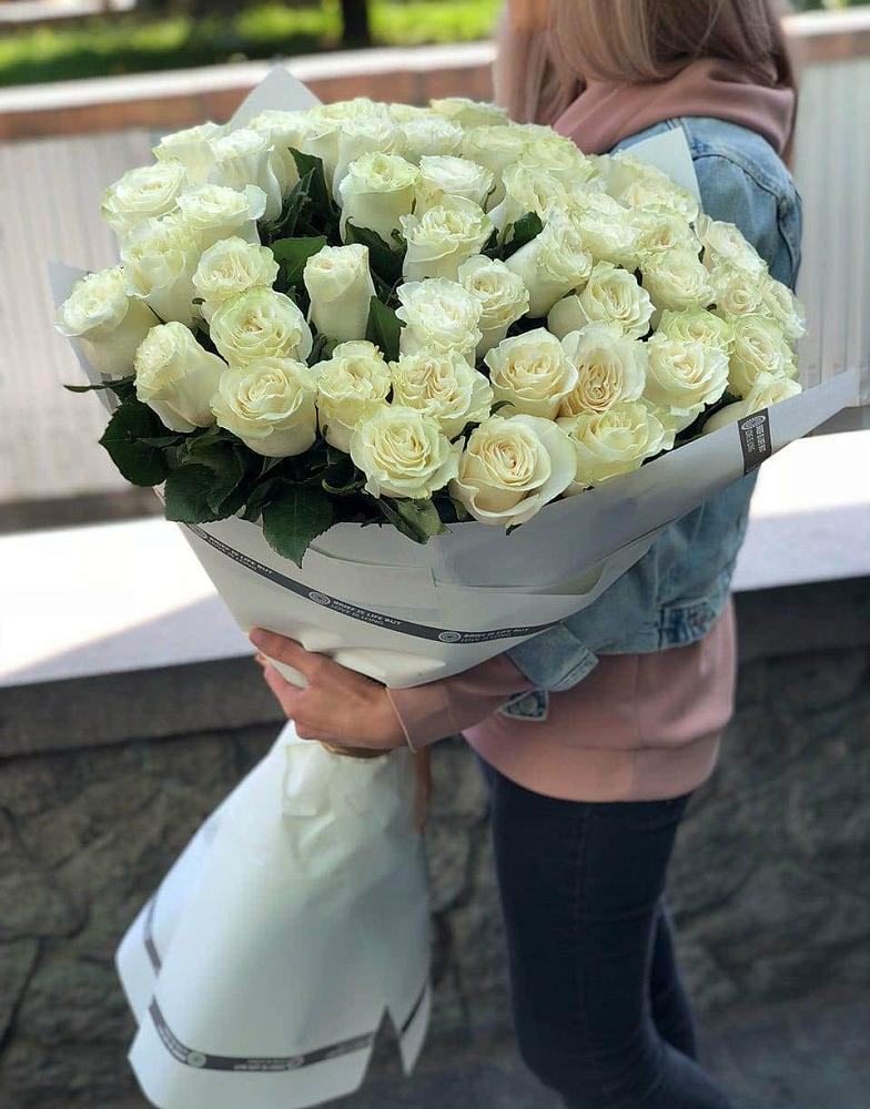 35 Белых роз в Родниковый Букет 35 Белых роз в Родниковый